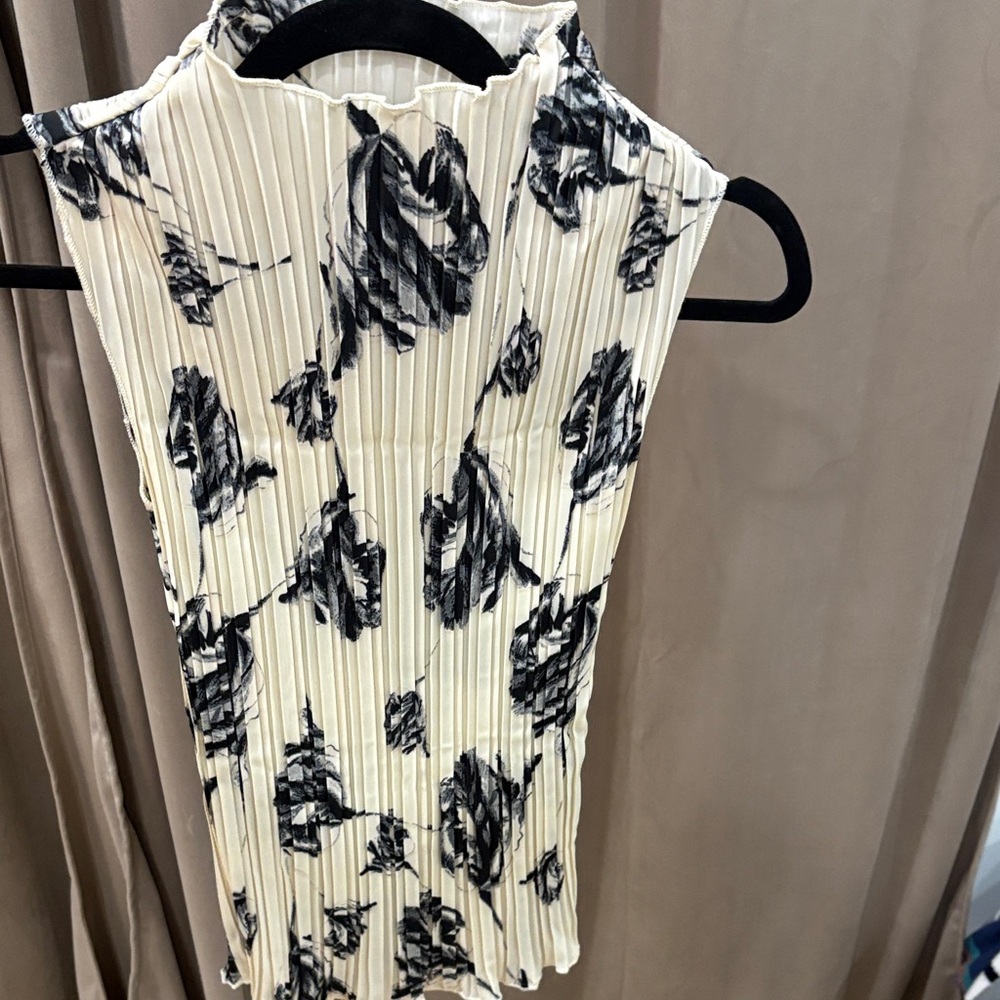 Black and White Pleated Sleeveless Top